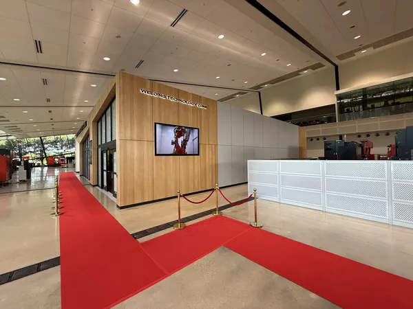 Mur architectural en bois avec écran de démonstration vidéo