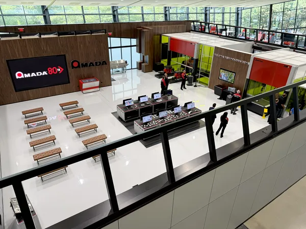 Vue de la mezzanine sur l'aire de séminaire et les machines