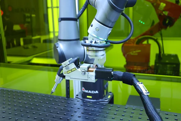 Bras robotisé collaboratif avec tête de soudage laser à fibre